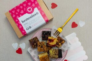 Pink Ribbon brownies actie serveren